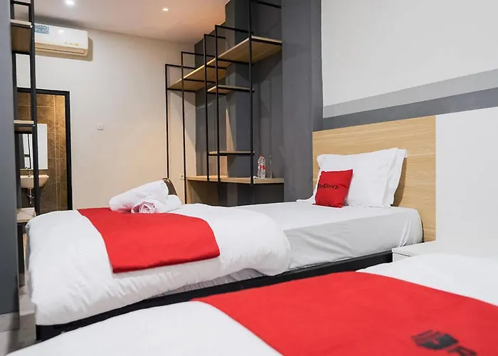 RedDoorz Plus near Taman Anggrek Mall Jakarta